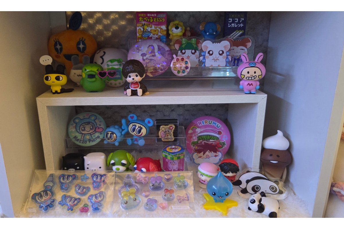 1031_ax3's tweet photo. 平成の曲懐かしいって投稿したけど
私のお部屋にはあれこれ懐かしいで
中古屋 100均 ガチャとかで揃えた
平成の物コーナー2箇所| 'ᢦ' )💭笑
どれが一番思い入れありますか？？
私は特にモノクロブー！🖤🤍 https://t.co/qWGB7zIIjx