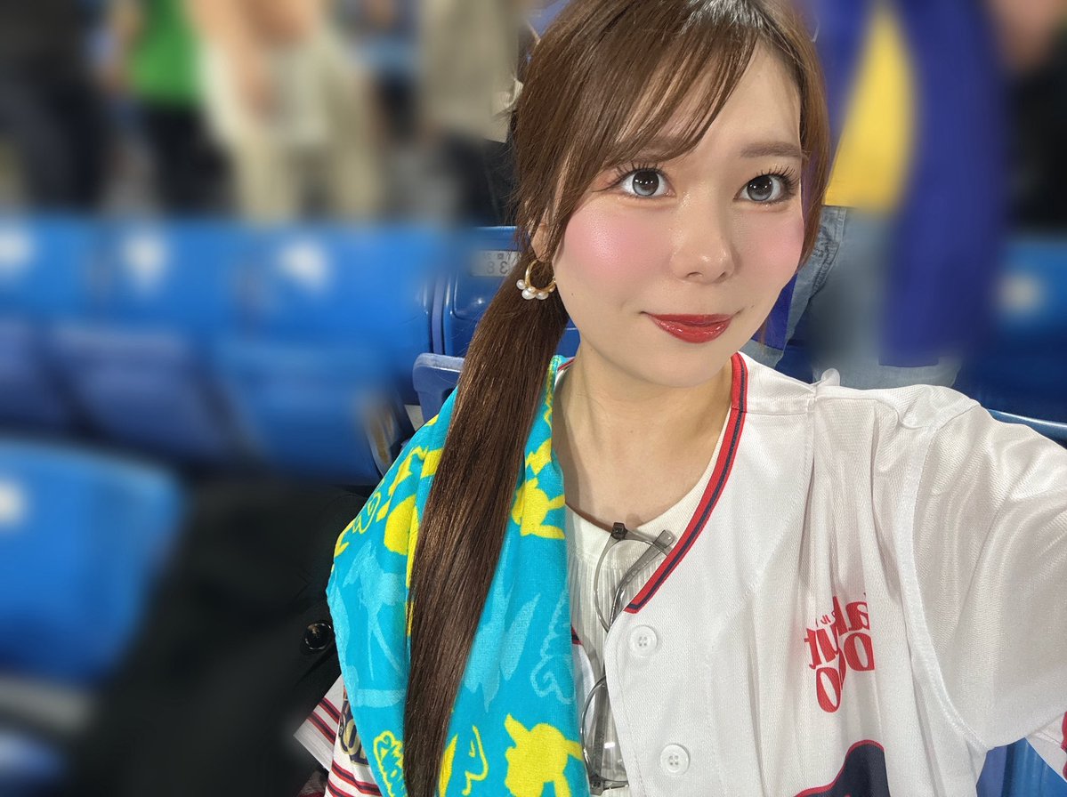 smcha__'s tweet photo. 復刻ユニとピカチュウタオル⚡️

 #ヤクルトスワローズ  #Swallows  #神宮球場 https://t.co/9XJUbDSMgu