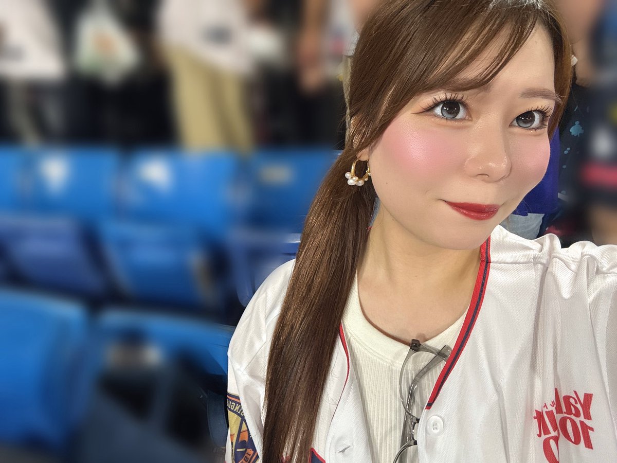 smcha__'s tweet photo. 復刻ユニとピカチュウタオル⚡️

 #ヤクルトスワローズ  #Swallows  #神宮球場 https://t.co/9XJUbDSMgu