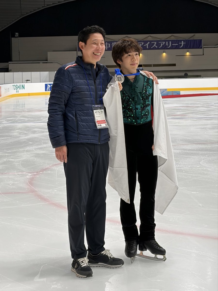 figureskate5ch's tweet photo. \ チャレンジャーシリーズ日本大会 /

#佐藤駿 選手が今シーズン初戦で2位🥈✨

熱いリカバリーに日下コーチも
やったー‼️と大喜びでした🔥🔥

次の国際大会はGP中国🐼

「よりプログラムに磨きをかけたい」と
話しました💪🏻 https://t.co/ZdY5jghDjL