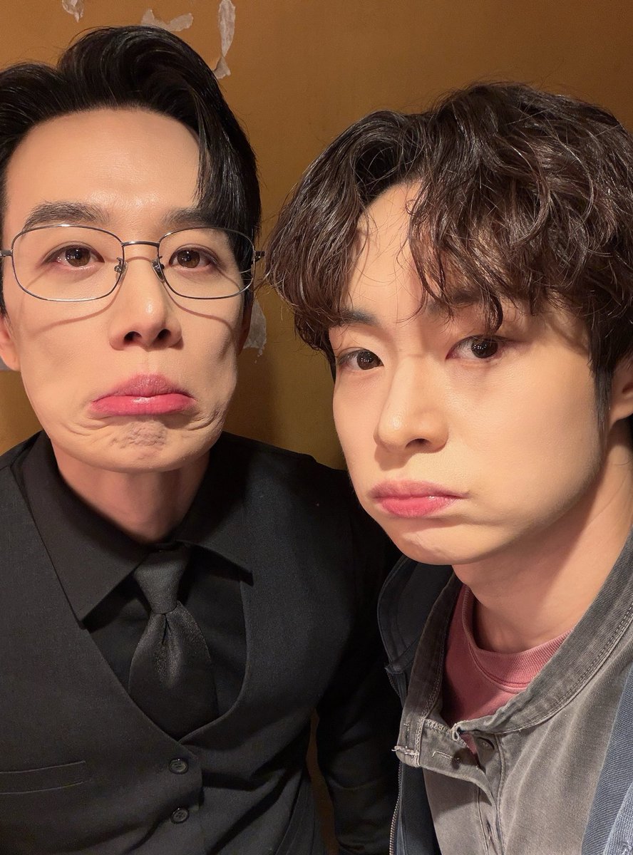 BLUE_5S21's tweet photo. 림컴 인스타 #최호승 #김기택 배우님 막공 셀카 https://t.co/7sZ5wcfqx3