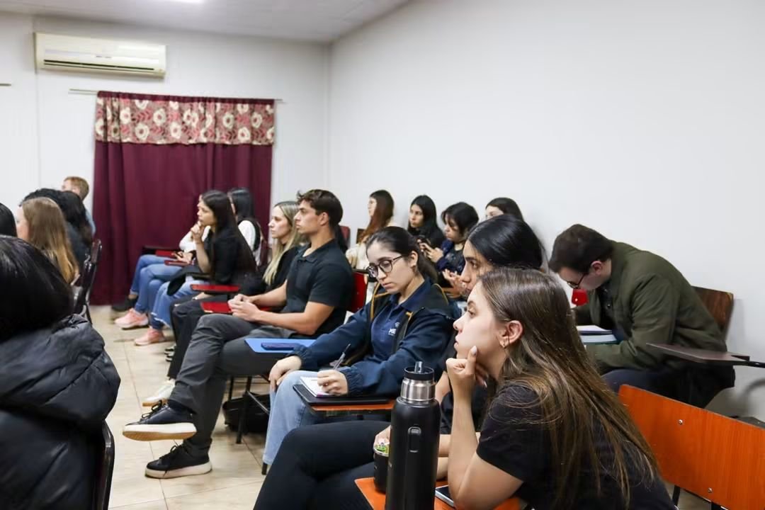 becalpy's tweet photo. Alejandra Bogado, directora general de Formación para el Desarrollo, brindó detalles a la comunidad educativa de @uni_itapua sobre las oportunidades de becas que ofrece #BECAL https://t.co/gEZeLWlL4J