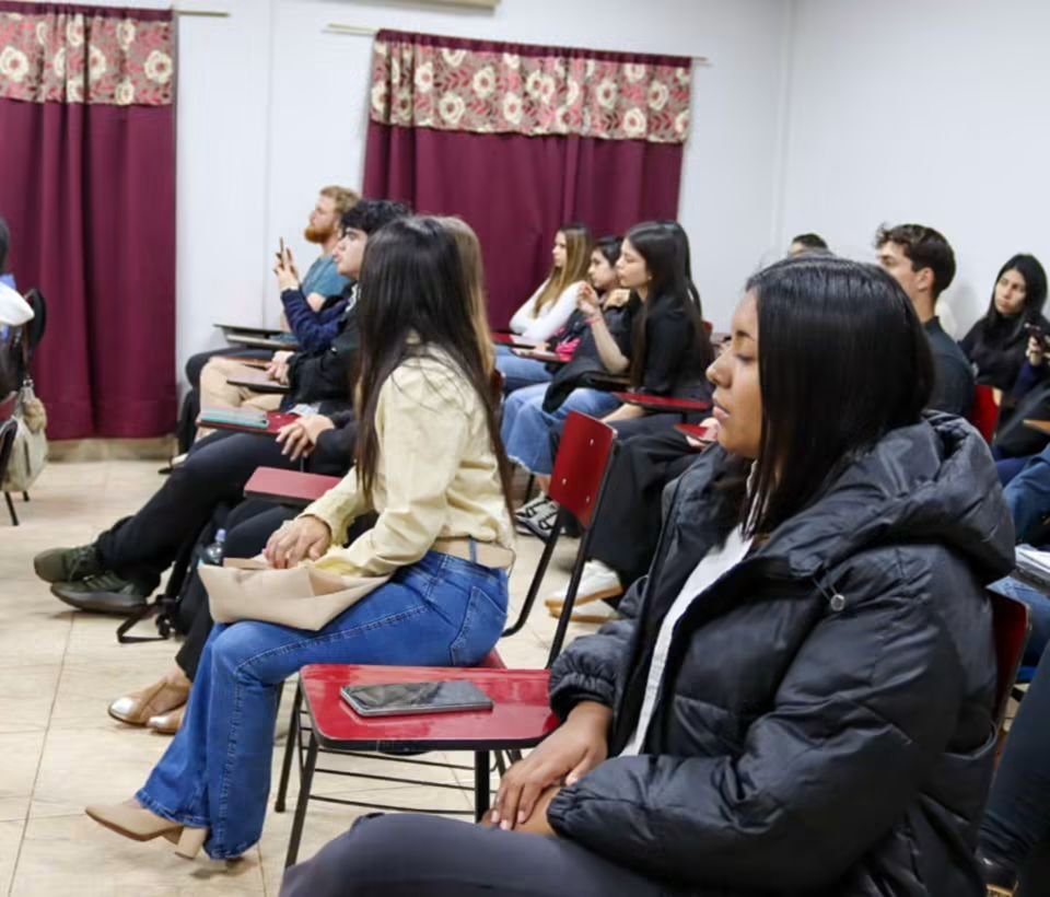 becalpy's tweet photo. Alejandra Bogado, directora general de Formación para el Desarrollo, brindó detalles a la comunidad educativa de @uni_itapua sobre las oportunidades de becas que ofrece #BECAL https://t.co/gEZeLWlL4J
