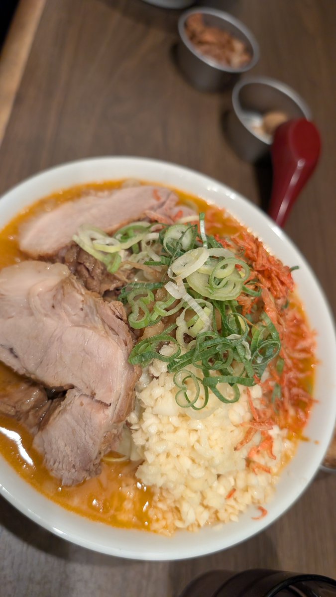 abuuuuu522's tweet photo. どうしてもエビラーメンを食べたくて晩飯後にエスケープ🤣

写真は『いつものノリでヤサイチョイマシにしちゃったよ結構な盛りだよ』って顔の息子です。こんな真剣な顔、ベイブレード以外で見たことないさ‼️

濃厚な汁無しも芳醇なラーメンもどっちも最高でした🍜🦐✨

＃ラーメン最高 https://t.co/ViHMvW7R2F