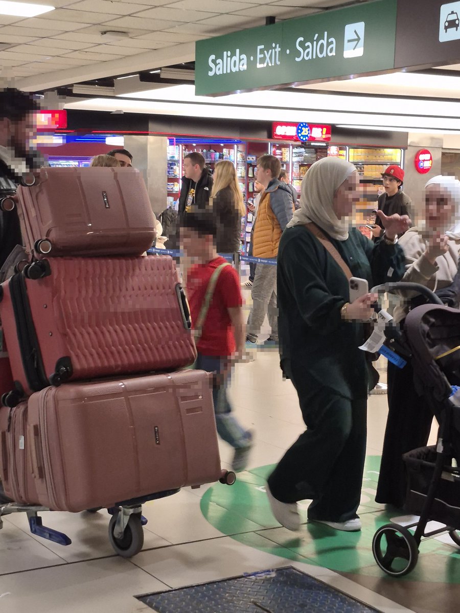 DanynoK's tweet photo. Van entrando los muslines "refugiados" a la Argentina! Aleluya! Que afortunados seremos! No veo la hora de verlos rezar en la calle! https://t.co/1TPasikPbc