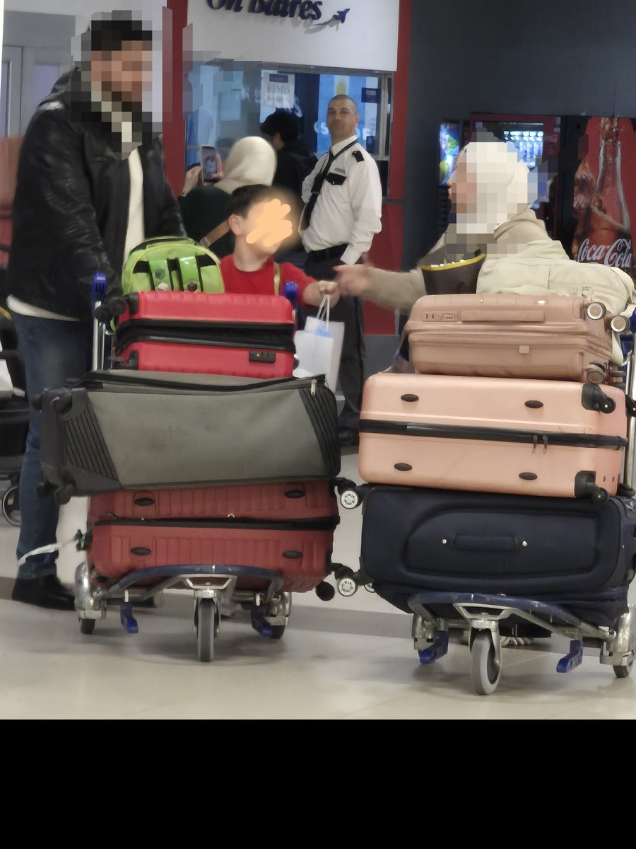 DanynoK's tweet photo. Van entrando los muslines "refugiados" a la Argentina! Aleluya! Que afortunados seremos! No veo la hora de verlos rezar en la calle! https://t.co/1TPasikPbc