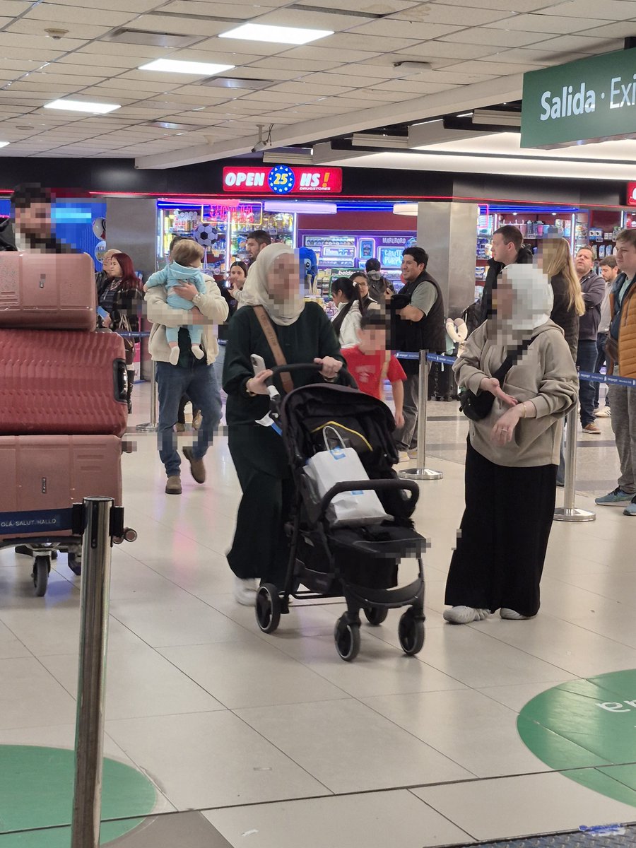 DanynoK's tweet photo. Van entrando los muslines "refugiados" a la Argentina! Aleluya! Que afortunados seremos! No veo la hora de verlos rezar en la calle! https://t.co/1TPasikPbc