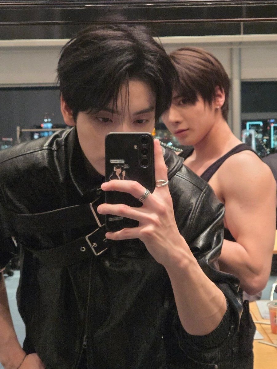 astrozzn's tweet photo. love that “Taehyun flexing behind Soobin” is an entire genre of txt photo https://t.co/BagIZ3R2bY