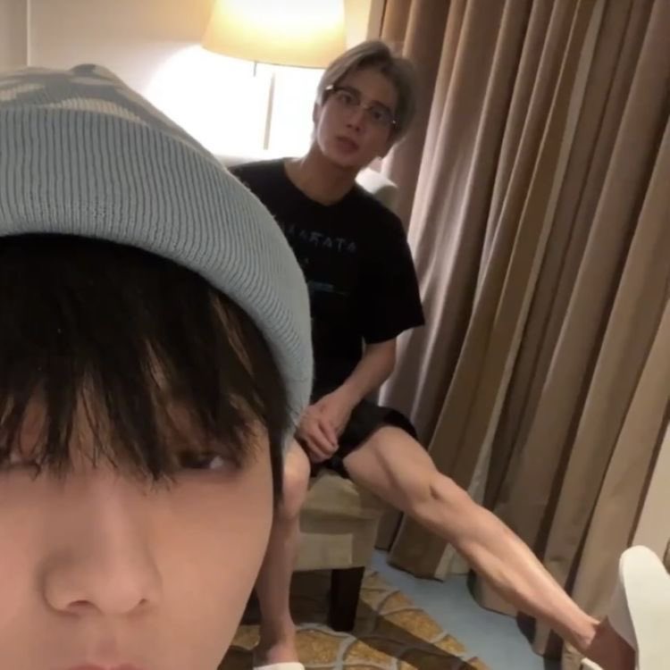 astrozzn's tweet photo. love that “Taehyun flexing behind Soobin” is an entire genre of txt photo https://t.co/BagIZ3R2bY