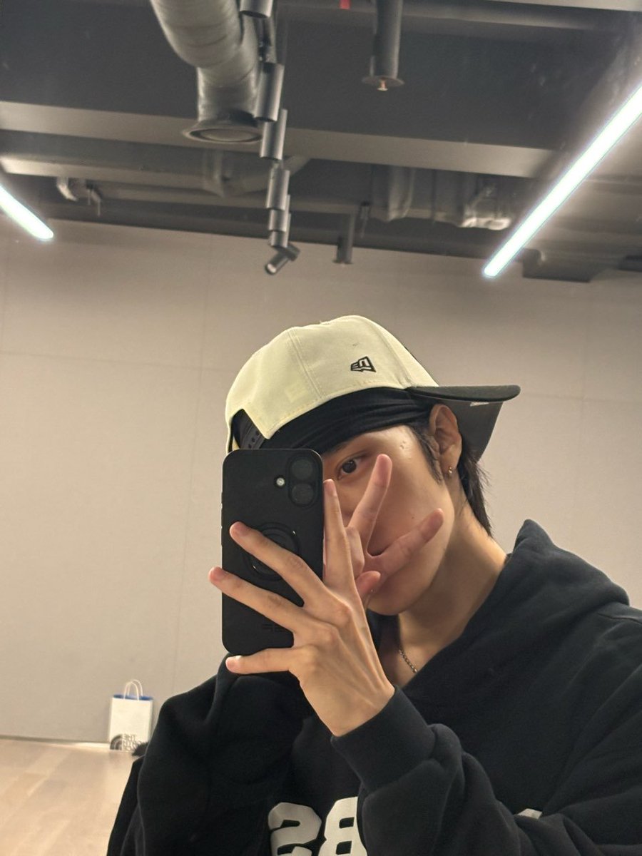 289film's tweet photo. hendery 🫧

“it's not over yet” https://t.co/mFQ5zYs1so