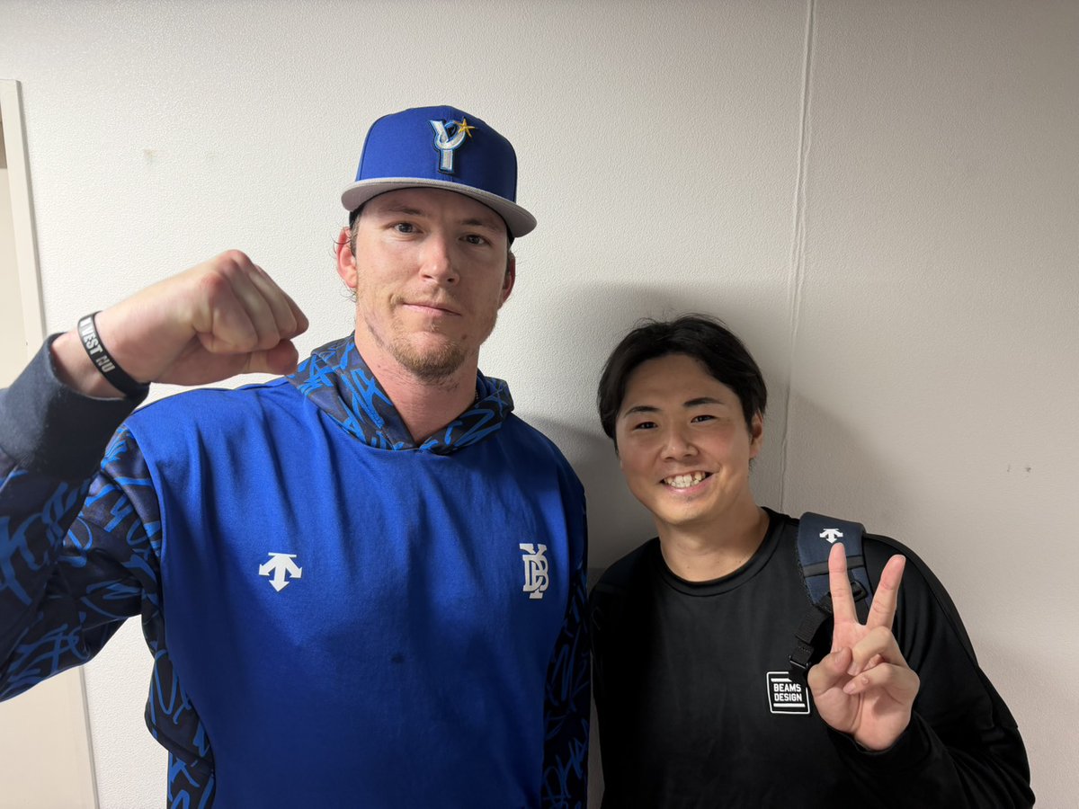 ydb_yokohama's tweet photo. 前回対戦のリベンジを果たす三人締め✊
＆
大事な8回のマウンドで相手上位打線を三者凡退✌️

#レイノルズ 選手 #浜地真澄 選手
#試合後フォト
#阪神甲子園球場
#限界のその先へ  
#baystars https://t.co/poj6zBj3QD