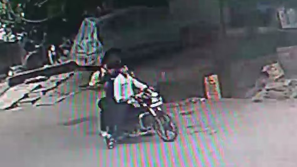 aajtak's tweet photo. नरेला मर्डर केस का CCTV फुटेज सामने आया, प्रॉपर्टी डीलर की हत्या के बाद पिस्टल लहराते भागे शूटर

पूरी खबर   https://t.co/yHclLUSrkB

#Narela #MurderCase #PramodKumar #CCTVFootage #DelhiCrime @aviralhimanshu
 Narela Murder Case, Pramod Kumar Murder https://t.co/BmlABn822k