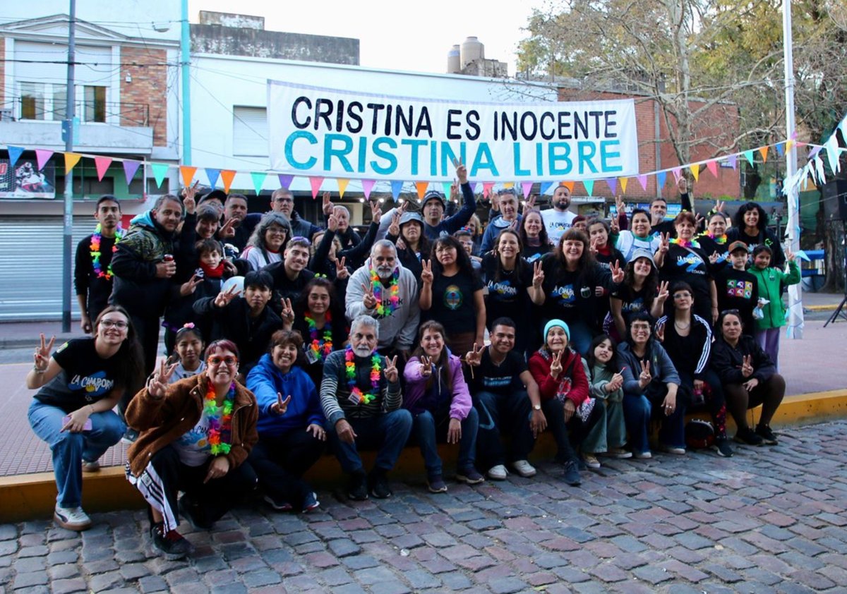 lorenaa_crespo's tweet photo. GRAN FESTEJO DE LA NIÑEZ EN MATADEROS 💚🖤🌈 

Por el derecho de las infancias a ser libres, felices y protegidas. Por el acceso a la educación y a la salud. Cristina Libre y PRESIDENTA, para que el Estado vuelva a ser garante de sus derechos. https://t.co/7m1VNCPXfp