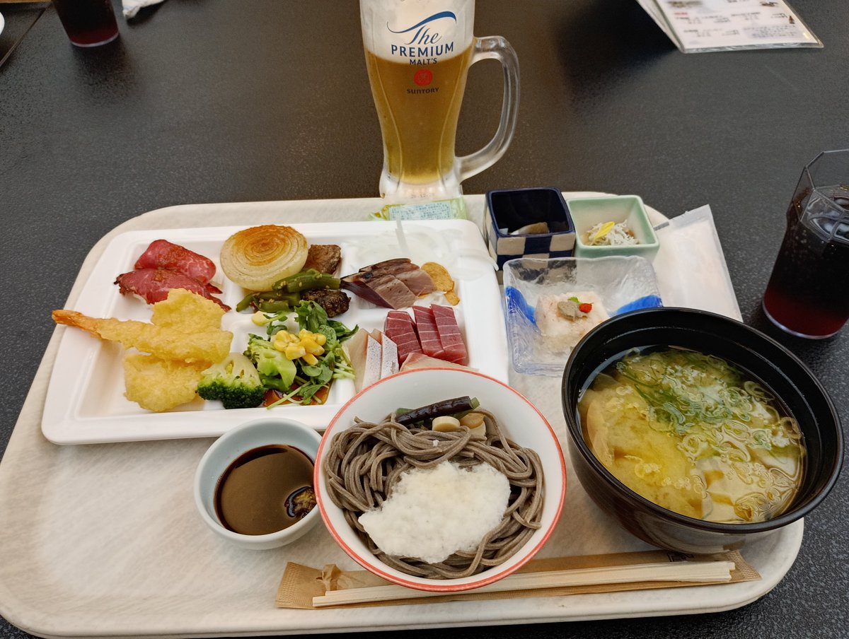 iwama8's tweet photo. 晩飯はバイキング🤩甥っ子たちはカニの焼き、茹で、汁をあほみたいに食べててひいた https://t.co/WllC7dC5zg