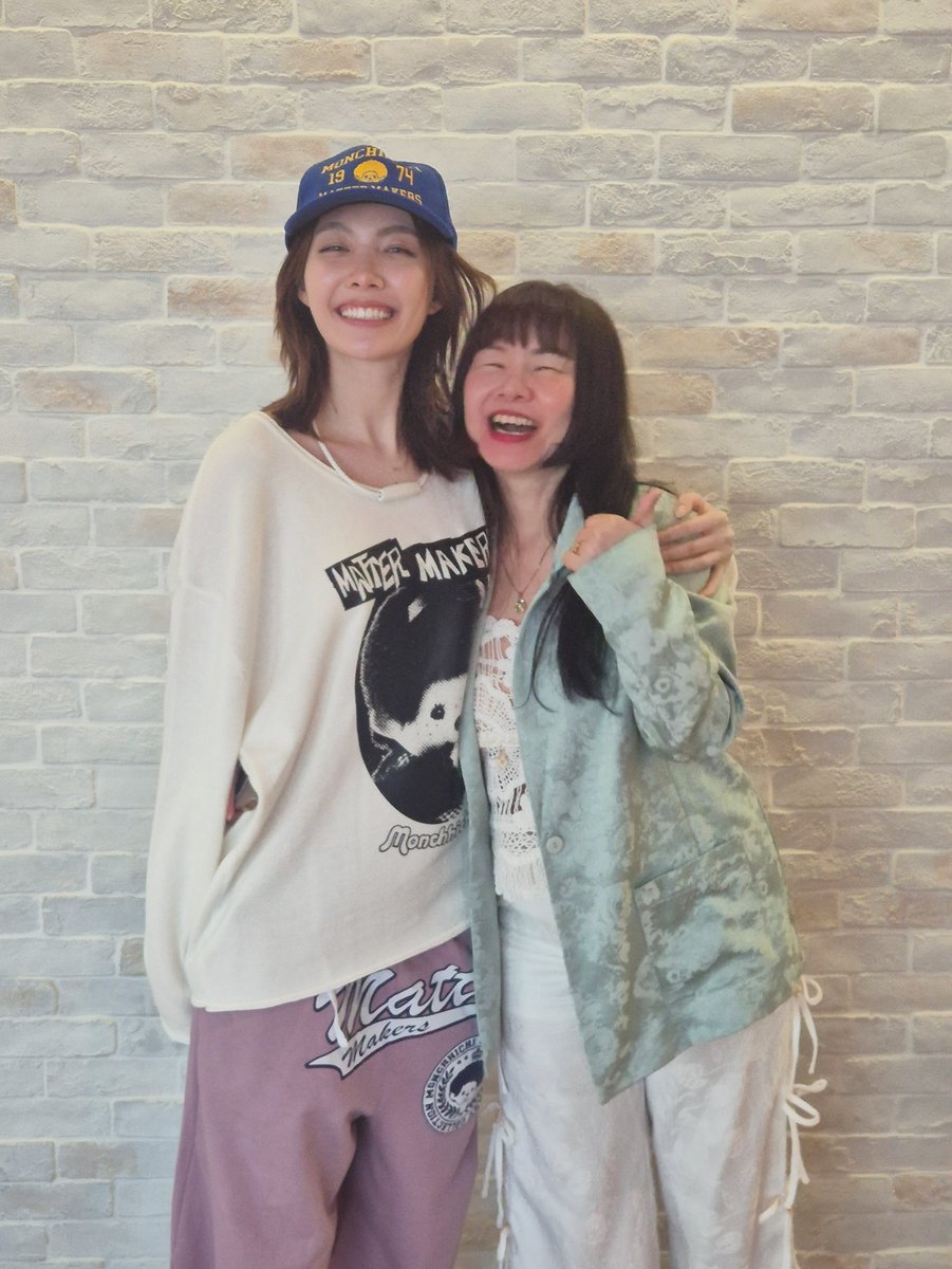 deviljangkty's tweet photo. krupimm : วาดฝันวันวิวาห์จบไปแล้ว ครูขอโพสรูปคู่กับหม่าม๊าและหม่ามี๊ หลังจากโพสคู่โลโล่ไปแล้ว~🩷ครูดีใจและมีความสุขมากที่ได้ทำงานร่วมกับครอบครัวนี้ อิอิ😹 คอนเฟริมว่า บ้านนี้ตั้งใจทำงาน มีความอดทน สู้งาน ที่สำคัญคือ น่ารักและสดใสในแบบของตัวเอง ทั้งหม่าม๊าหลิง หม่ามี๊ออม และ โลโล่เลยย ไม่แปลกใจที่มีคนรักมากขนาดนี้้ ทำให้ครูรู้สึกดีทุกครั้งเมื่อได้เจอกัน กอด กอด และร๊ากกกกเสมอ อ่อ อุนย่า อุนยาย ครูก้อร๊ากกกน๊าาาา จรุฟๆ💕
#lingorm #หลิงออม‌