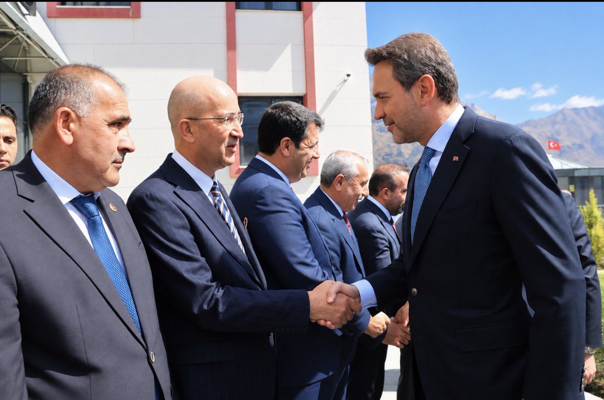 dirbazbuyuksu's tweet photo. Bir dizi ziyaret ve temaslarda bulunmak üzere ilimize teşrif eden Enerji ve Tabii Kaynaklar Bakanımız Sayın Alparslan Bayraktar’ı karşıladık.

İlimizin enerji yatırımları, altyapı ihtiyaçları ve geleceğine yönelik atılacak her adımı son derece kıymetli buluyoruz. Sayın Bakanımızın ziyaretinin ilimiz ve bölgemiz adına hayırlı hizmetlere vesile olmasını temenni ediyorum.

Gerçekleştirdiğimiz görüşmede, beldemiz sınırları içerisinden geçen İpek Yolu güzergâhında, trafik ve yaya güvenliğinin artırılması amacıyla ihtiyaç duyulan aydınlatma sistemlerinin tesis edilmesine yönelik talebimizi ve Beldemize Doğalgazın verilmesini Sayın Bakanımıza arz ettik.

Memleketimiz için durmadan, yorulmadan çalışmaya devam edeceğiz.
@aBayraktar1 
@TCEnerji