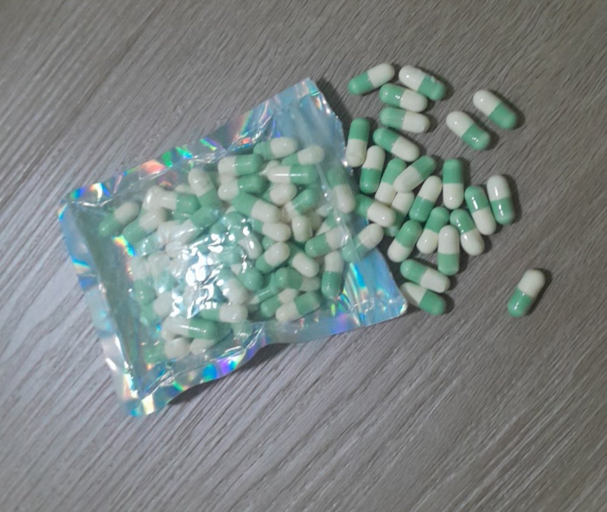 Amane5mge's tweet photo. i wanna die by this month 

eating this much antidepressants will probably make me vomit amd get caught by my parents though. i dont want to end up in the psych ward again.

#od #pills https://t.co/1XIovrRber