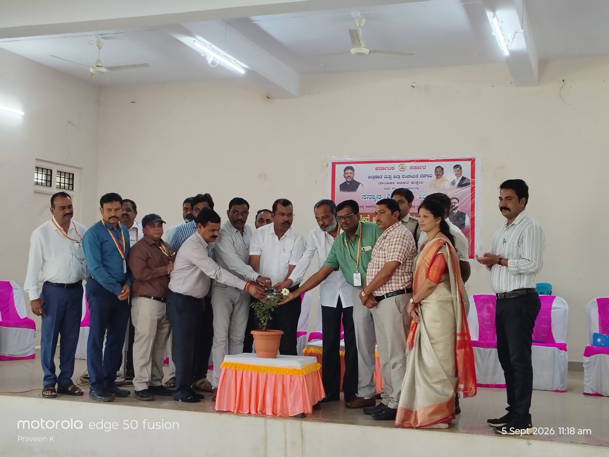 eotphukkeri's tweet photo. ಪ್ರಜಾಸೇವೆ ಅಭಿಯಾನ ಕಾರ್ಯಕ್ರಮ ಕ್ಕೆ ಚಾಲನೆ

ಹುಕ್ಕೇರಿಯ ಡಾ||  ಬಾಬು ಜಗಜೀವನ ರಾಮ ಭವನದಲ್ಲಿ   ಇಂದು ಪ್ರಜಾಸೇವಾ ಅಭಿಯಾನ ಕಾರ್ಯಕ್ರಮಕ್ಕೆ  ತಹಶೀಲ್ದಾರರು ಹಾಗೂ ಕಾರ್ಯನಿರ್ವಾಹಕ ಅಧಿಕಾರಿಗಳು   ಸಸಿಗೆ ನೀರುಣಿಸುವ ಮೂಲಕ ಚಾಲನೆ ನೀಡಿದರು..

ಈ ಸಂದರ್ಭದಲ್ಲಿ ತಾಲೂಕು ಮಟ್ಟದ ಅಧಿಕಾರಿಗಳು ಸಾರ್ವಜನಿಕರು ಹಾಜರಿದ್ದರು. https://t.co/ilFyBaXeML