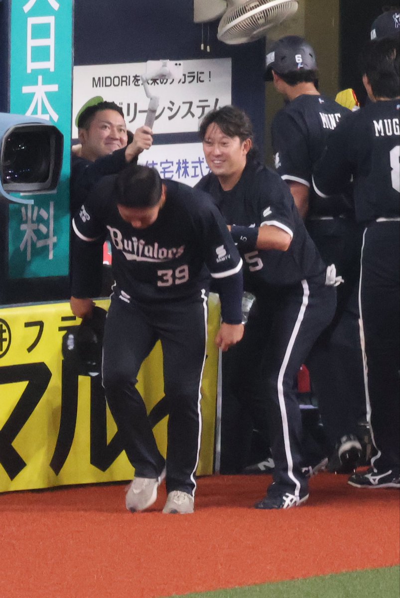 orisachi_fttaku's tweet photo. 最後帰る時、大阪桐蔭吹奏楽の皆さんに、ちゃんと挨拶しなって誘導してくれたまーさんに頭があがりません。さすが最年長野手！これからも若手の指導よろしくお願いします。

#池田陵真
#西野真弘 https://t.co/5OmYLjzSeY