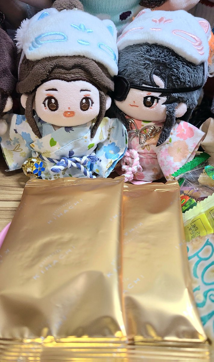hanashiro_mami's tweet photo. 腹ペコあおむし？😆緑色に色を付けてもいいかもね💚
金ピカのパッケージはカリカリザクザクのお菓子が入ってた https://t.co/8MNU1Q01Wj