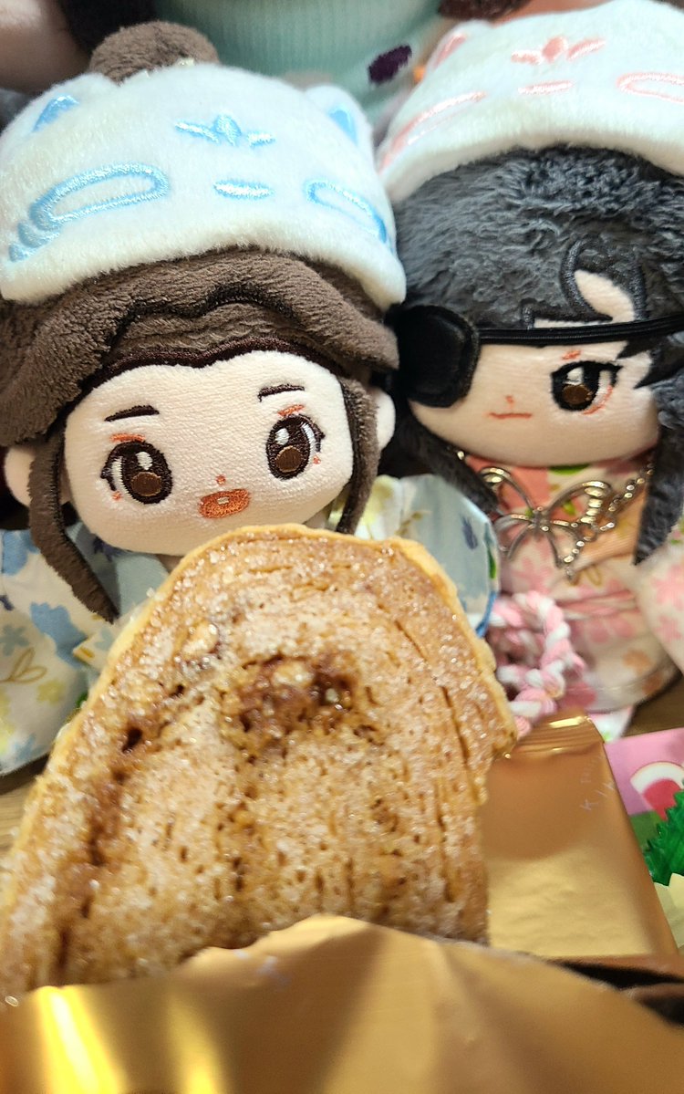 hanashiro_mami's tweet photo. 腹ペコあおむし？😆緑色に色を付けてもいいかもね💚
金ピカのパッケージはカリカリザクザクのお菓子が入ってた https://t.co/8MNU1Q01Wj