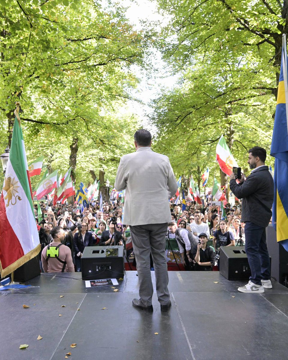 jimmieakesson's tweet photo. Vi står upp för ett fritt Iran!

Sverigedemokraterna är glasklara. Precis som vi står vid Ukrainas sida i kriget mot Ryssland, så går vi sida vid sida med de iranska frihetskämparna i deras kamp mot islamisterna.

Under eftermiddagen, i Humlegården i Stockholm, mötte jag unga som äldre, män som kvinnor, som oförtröttligt kämpar mot den islamistiska regimen i Iran. All heder till dessa människor som aldrig tappar tron på att frigöra sitt land från förtryckets bojor.  Alla som springer regimens ärenden ska utsättas för den press de förtjänar.

För oss i Sverigedemokraterna finns det nämligen ingen tvekan. Vi vet vad som är rätt och vi kommer att backa denna position fullt ut så länge det krävs.

Vi står upp för er. SD står upp för er! Tack för att jag fick möjligheten att medverka.