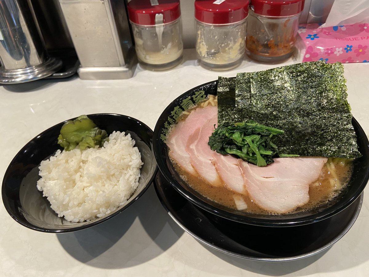 torimenoseinen's tweet photo. 横浜家系ラーメン 藤真家@稲田堤
チャーシューメン＋大盛り＋ライス(無料)
全部普通

武蔵家の二つ隣のお店。

全体的にボリュームが控えめだが、骨粉感のある濃厚なスープ美味い。

ごちそうさまでした。 https://t.co/W73NWeo5yY