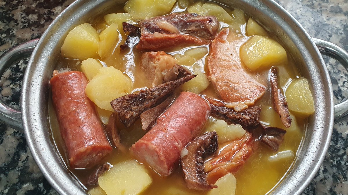 Eduard_Lpz's tweet photo. Comida con sabor a Maestrazgo. Patatas con robellones secos de #Setrufma de Cantavieja y típica conserva de #CarnicasOrtin de Ejulve.
Riquísimo todo 🤗😋.
#maestrazgo #robellones #conserva #cantavieja #ejulve #teruel https://t.co/xGdYHj8DoA