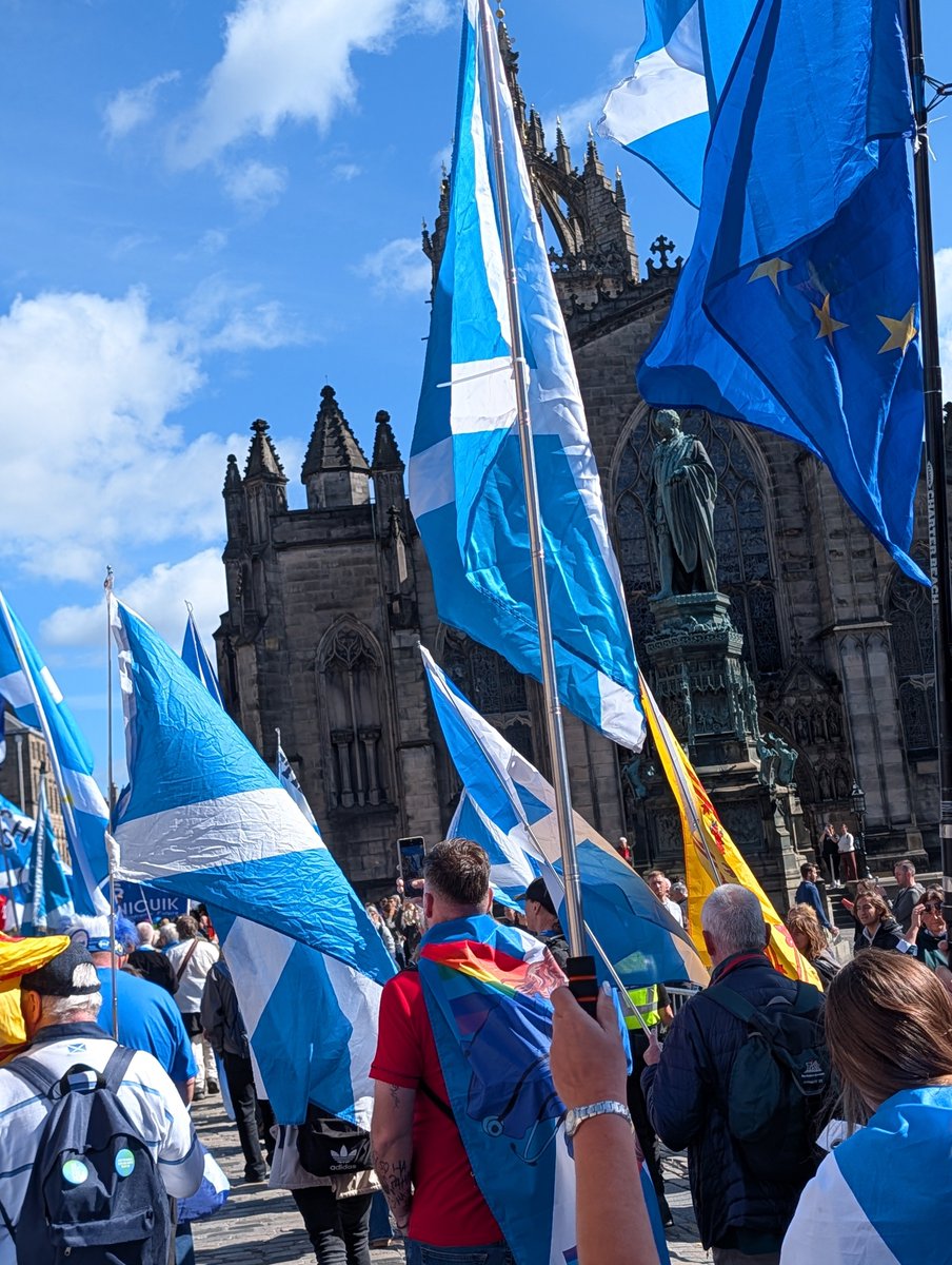 iain_00's tweet photo. Indy energy high at Edinburgh Yes / Independence march today.
Onlooking visitors supportive and aware of Scotland's continuing colonial status.
They know as we know...
#AUOBEdinburgh
#IndyIsNormal https://t.co/H2IkFLjx2v