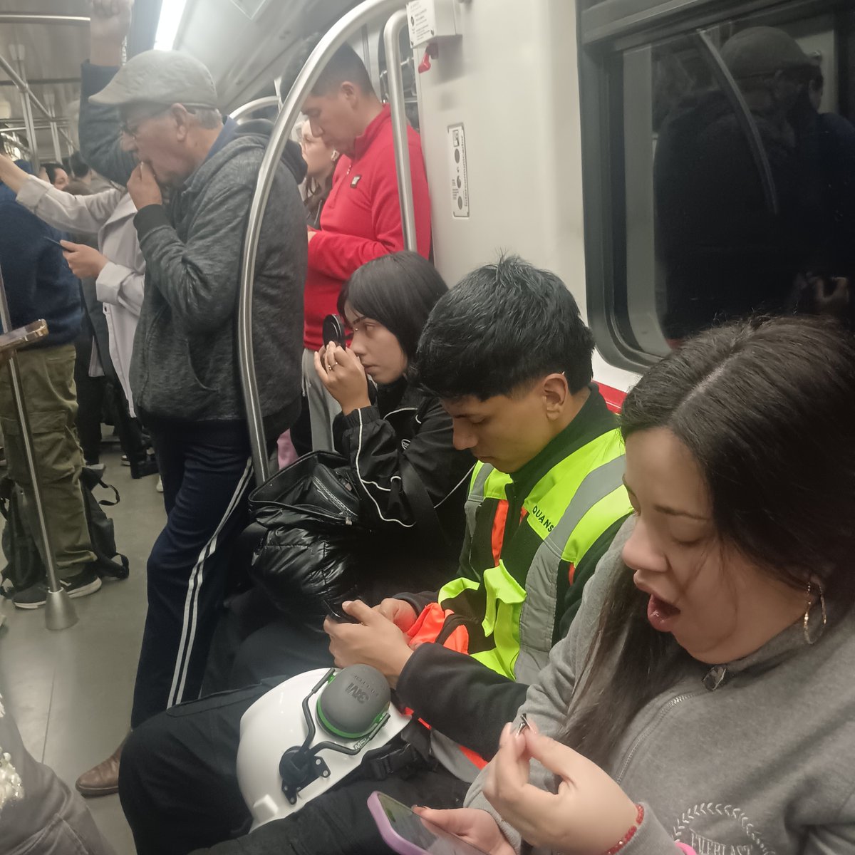 sirom07's tweet photo. El mundo individualista de alginos jovenes, los ancianos de pie y los jocenes sentados, maquillandose y viendo vodeos en el celular 
@metrodesantiago https://t.co/e401Wflqyi