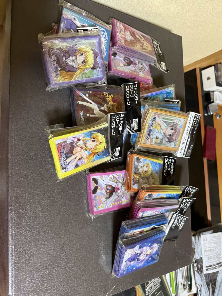 _miyamiya's tweet photo. 実家帰ったついでにモンコレ掘り返してたら死ぬほど八月のスリーブが出て来た。むしろ記憶にないものが色々出て来てやばい https://t.co/716BtNAhJw