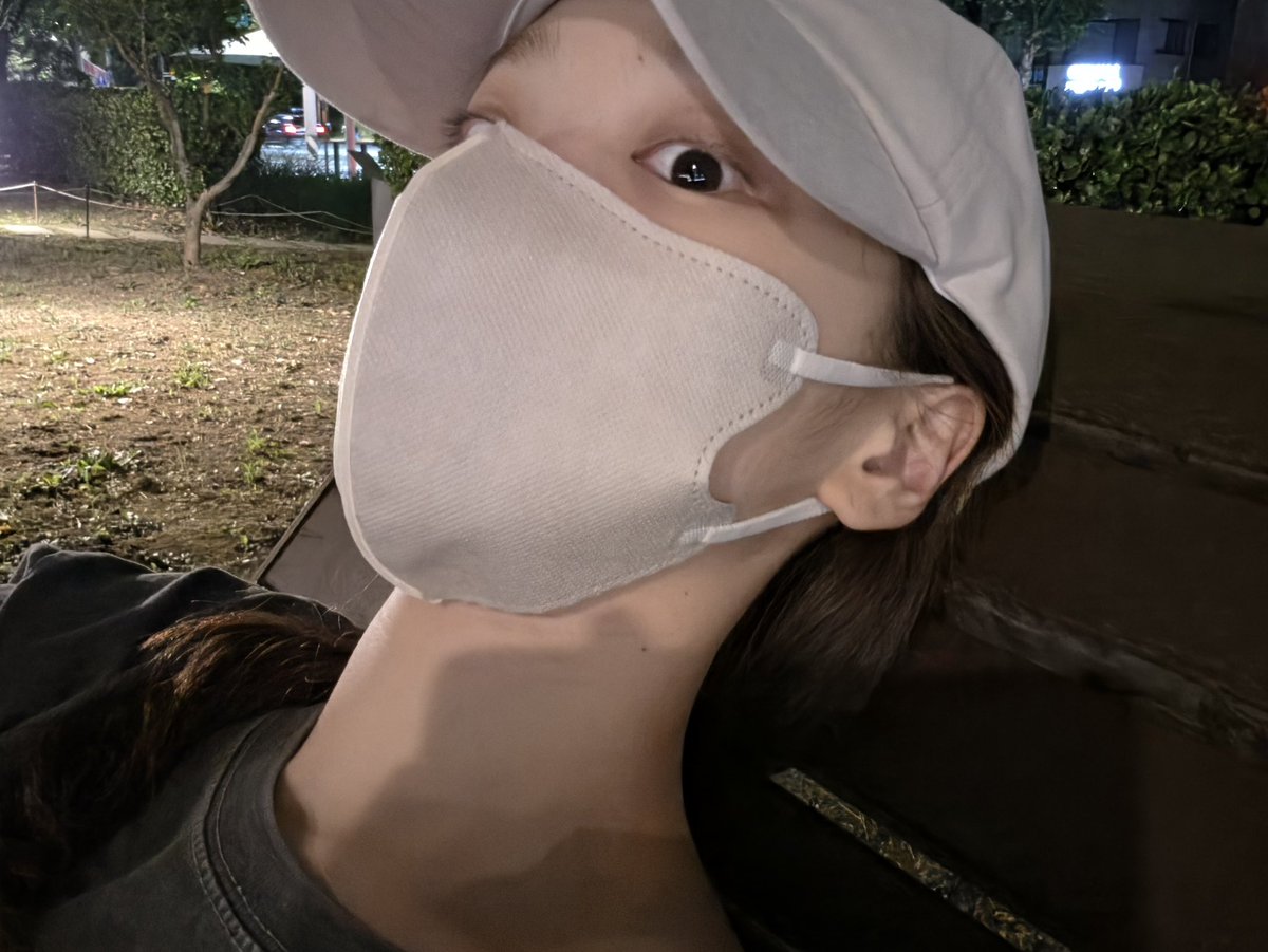 sserapics's tweet photo. #KIMCHAEWON weverse dm update 

This is also a day I walked alone.
When I have a lot on my mind, running and walking are the best. https://t.co/lxrvDk8QDO