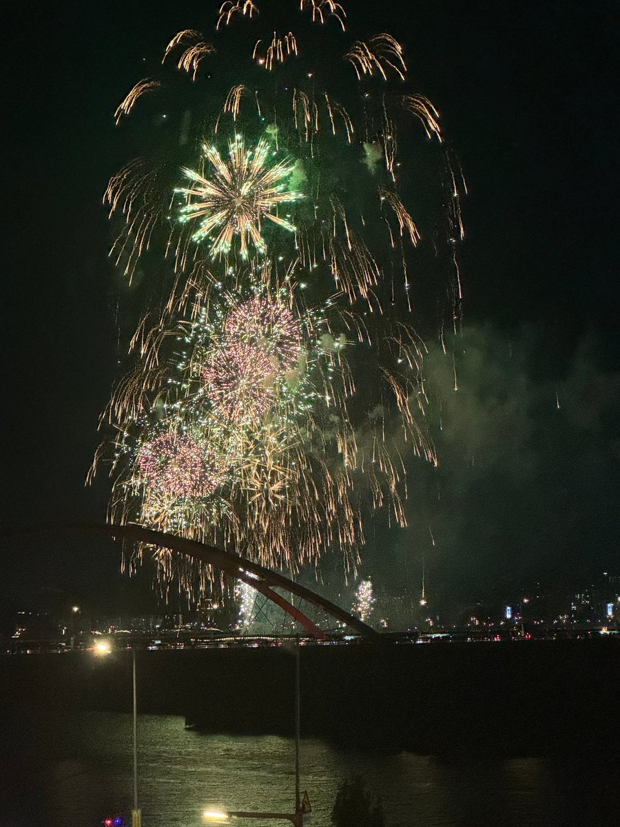 trmeerw's tweet photo. 태래 오늘 멤버들이랑 회사에서 다같이 불꽃놀이 봣다는데 사진 예술적으로 찍어옴..... https://t.co/meOovNZ3OS
