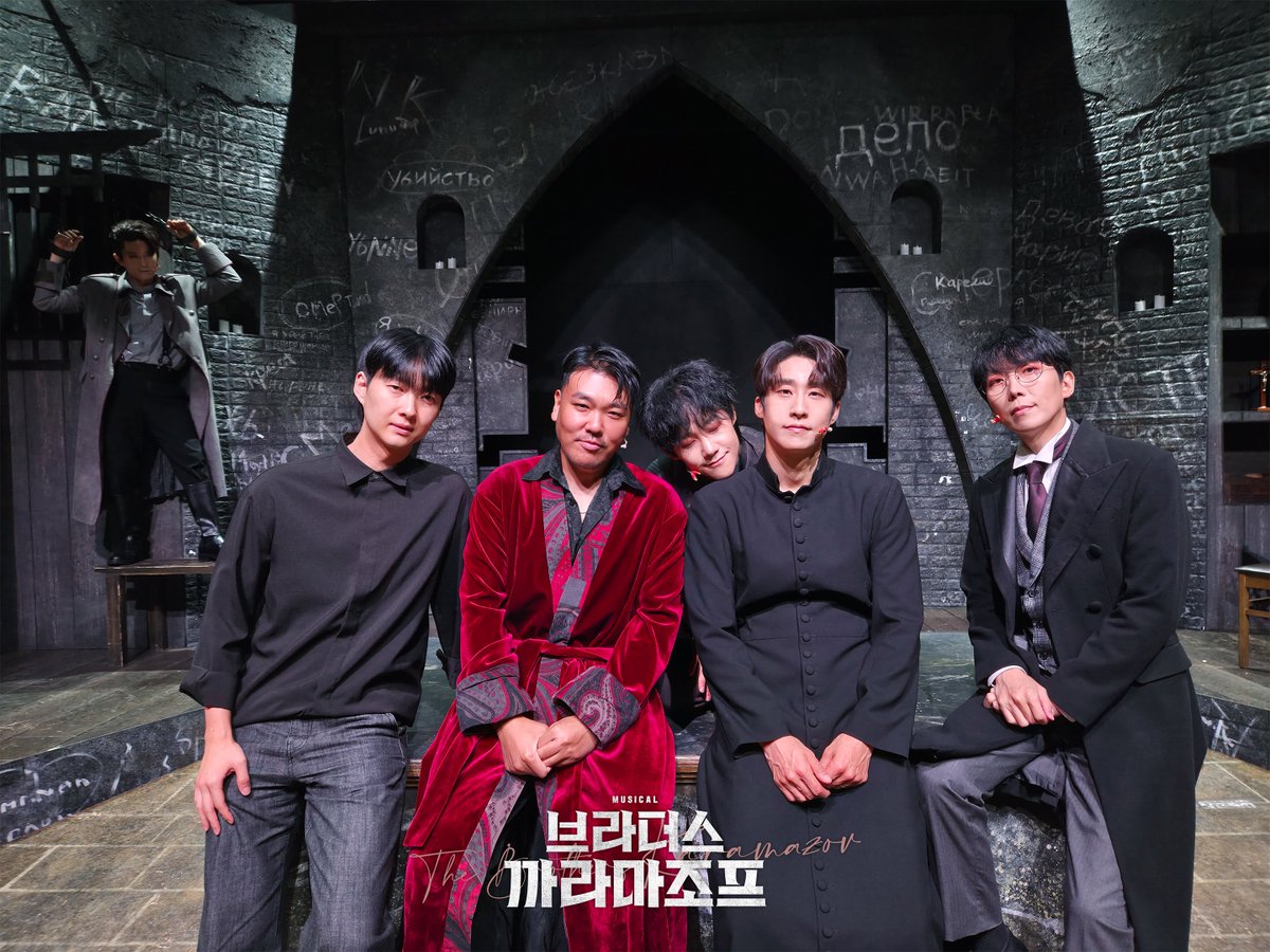 orchardmusical's tweet photo. 뮤지컬 #브라더스까라마조프

🥀 단체사진 공개

9월 5일 토요일 19시, 오늘의 까라마조프가.

표도르 파블로비치 까라마조프 ㅣ 심재현
드미트리 표도르비치 까라마조프 ㅣ 서승원
이반 표도르비치 까라마조프 ㅣ 김재범
알렉세이 표도르비치 까라마조프 ㅣ 김지철
스메르쟈코프 ㅣ 박두호
피아니스트 ㅣ 조재철

우리 몸에 살고 있는 폭풍
𝐌𝐔𝐒𝐈𝐂𝐀𝐋 𝐁𝐑𝐎𝐓𝐇𝐄𝐑𝐒 𝐊𝐀𝐑𝐀𝐌𝐀𝐙𝐎𝐕
𝟐𝟎𝟐𝟔.𝟎𝟓.𝟏𝟐-𝟎𝟗.𝟎𝟔
NOL 씨어터 대학로 우리투자증권홀