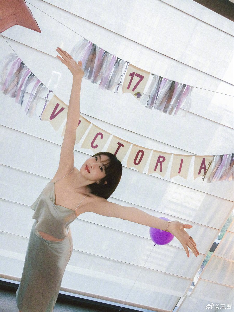 songqianbar's tweet photo. Happy 17th #VictoriaSong #宋茜 #SongQian  #빅토리아 https://t.co/ycVXmU988Q