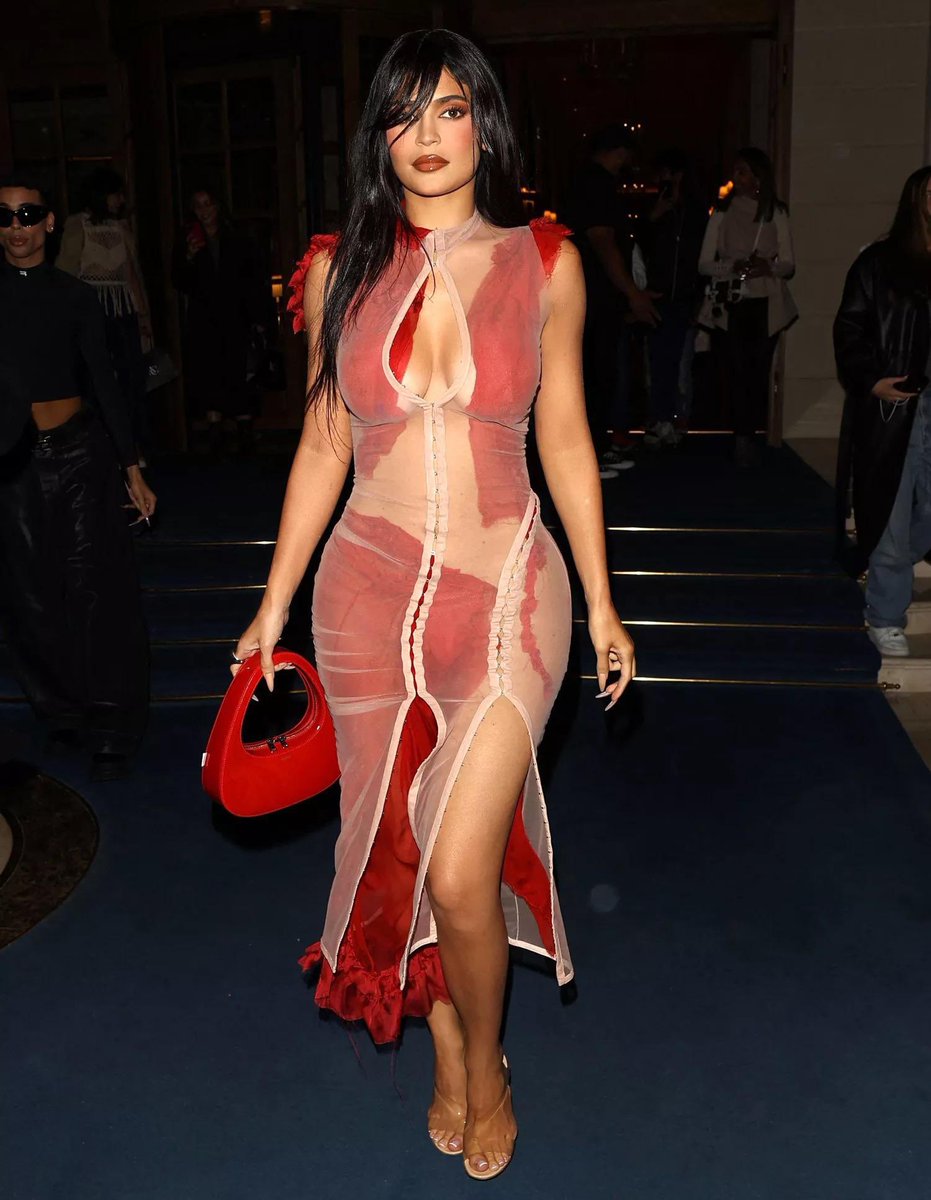 musesblueprint's tweet photo. Kylie Jenner in Dilara Findikoglu ❤️ https://t.co/HklTbpUXKe
