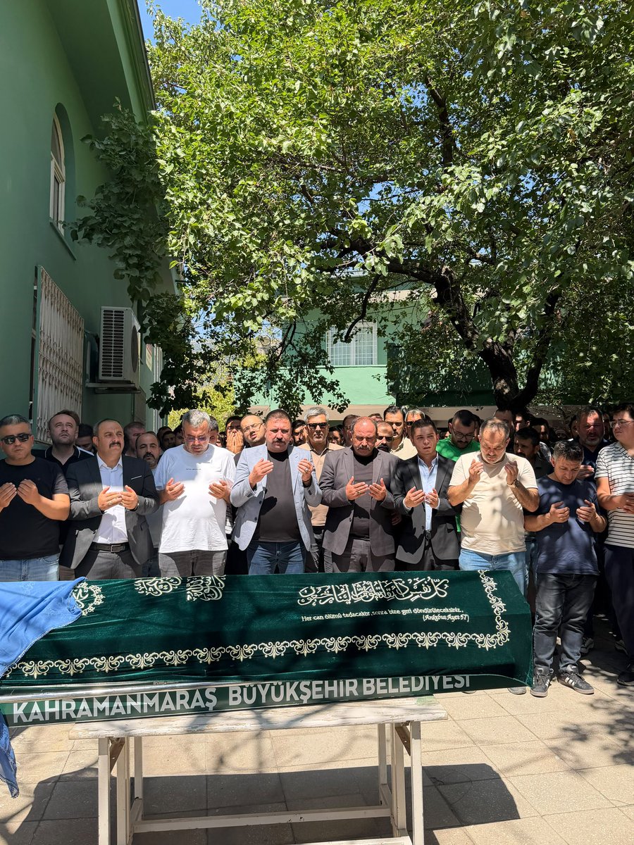 DursunNar46's tweet photo. Kıymetli gardaşım Hakan KURT’un annesi, Emine teyzemizi dualarla son yolculuğuna uğurladık.

Merhume Emine teyzemize Cenab-ı Allah’tan rahmet; başta kıymetli gardaşım Hakan KURT olmak üzere ailesine, yakınlarına ve tüm sevenlerine sabr-ı cemil diliyorum.

Mekânı cennet, makamı âli olsun.
Rabbim geride kalanlarına sabır ve metanet versin.

Başımız sağ olsun.
