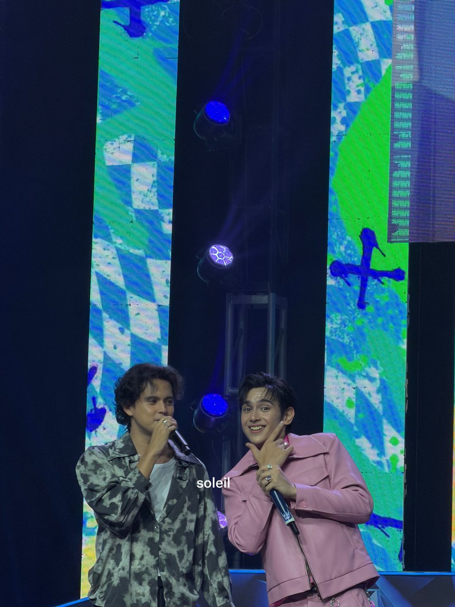 soleilxvs's tweet photo. JAMES REID IS HEREE!!! 

ITS HEATHS TIME
#HMJLiveInConcert https://t.co/3fJs5sfQJT