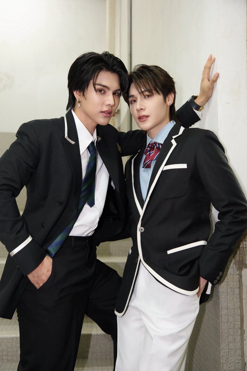 nonbinarii's tweet photo. you catch the rival prefects making out in the stairwell https://t.co/cb36EerCoc