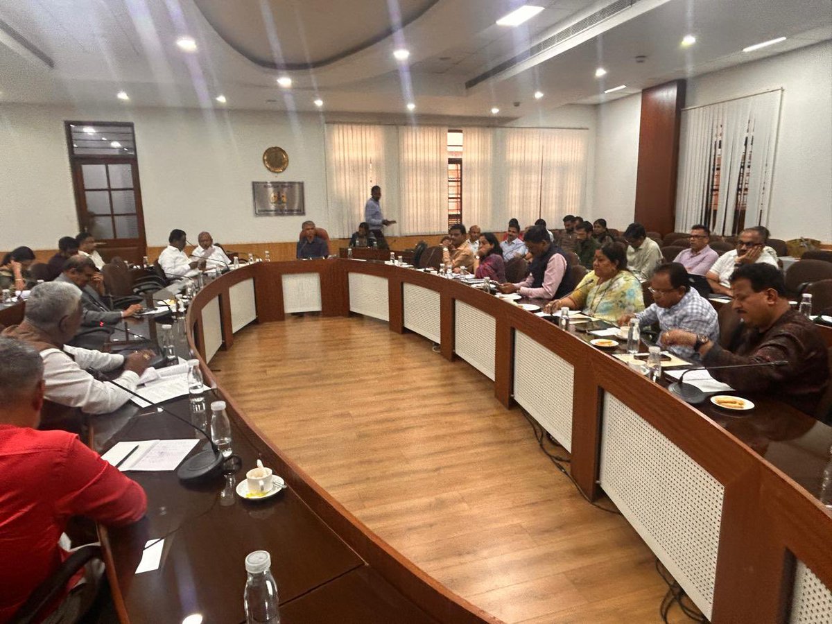 MALimbavali's tweet photo. ಇಂದು ಬೆಂಗಳೂರು ವಿಕಾಸಸೌಧದಲ್ಲಿ ಸಚಿವರಾದ ಶ್ರೀ ಕೃಷ್ಣ ಭೈರೇಗೌಡ ಅವರ ಅಧ್ಯಕ್ಷತೆಯಲ್ಲಿ ನಡೆದ ಗ್ರೇಟರ್ ಬೆಂಗಳೂರು ಪ್ರಾಧಿಕಾರದ ಸಭೆಯಲ್ಲಿ ಭಾಗವಹಿಸಲಾಯಿತು.

ನಮ್ಮ ಮಹದೇವಪುರ ವಿಧಾನಸಭಾ ಕ್ಷೇತ್ರದ ವ್ಯಾಪ್ತಿಯಲ್ಲಿ ಬರುವ ಮೂಲಭೂತ ಸೌಕರ್ಯ ಅಭಿವೃದ್ಧಿ ಯೋಜನೆಗಳ ಕುರಿತು ಸಚಿವರ ಗಮನಕ್ಕೆ ತಂದಿದ್ದು, https://t.co/enePPf9h4e