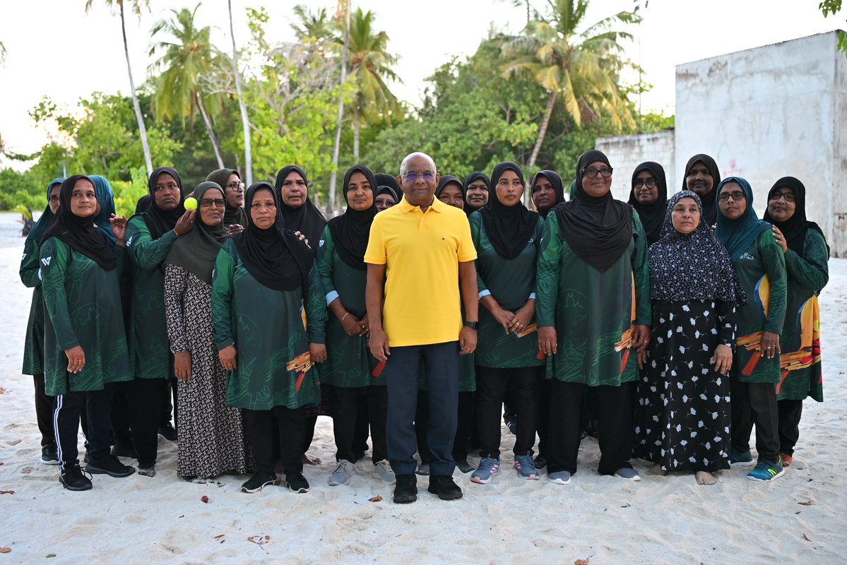 KhaldhoonM's tweet photo. ކުޅުދުއްފުށީ ސިޓީގެ ރައްޔިތުންގެ މެދުގައި ޒަމާނުއްސުރެ ކުޅެމުން އަންނަ ސަގާފީ ހަރަކާތެއް ކަމަށްވާ 'ސައްލި ކުޅުން' ބައްލަވާލެއްވުމުގައި، ރައީސް @abdulla_shahid ބައިވެރިވެވަޑައިގެންފި. 💛 

#shahid2028 
#zamaaneeraajje 
#fudhuntheriraajje https://t.co/BPOIOQHHKj