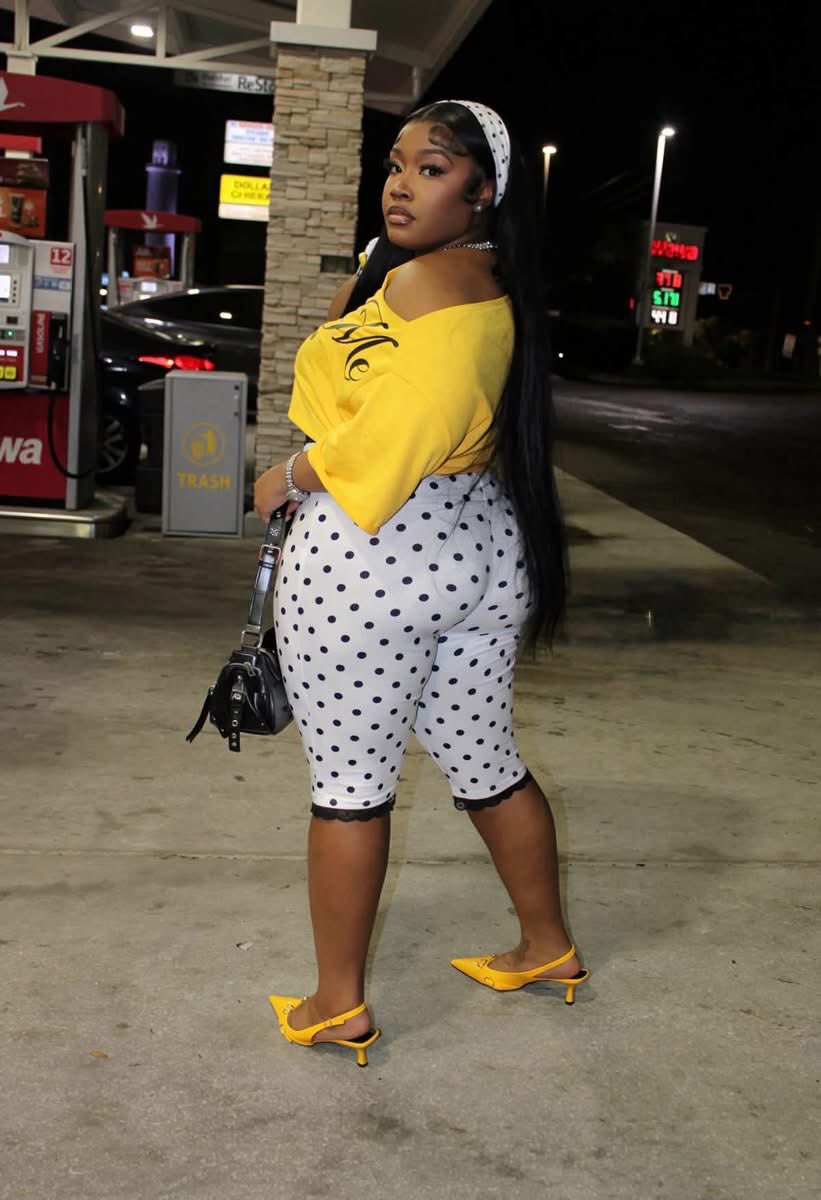 PositiveAuraB's tweet photo. i love a plus size girlie that’s not scared to show off her shape, like that’s so attractive😌😍 https://t.co/UQviGw5tsp