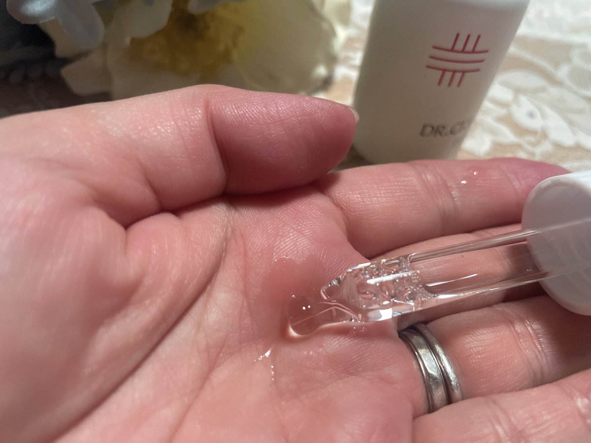 frenchbraid2019's tweet photo. クリニピールエッセンス

ドクターシーラボさんの美容皮膚科学発想で作られているという大変興味深い
美容液ですよ♪
お肌にいいこと続くといいな😊 https://t.co/6tec43sSwA