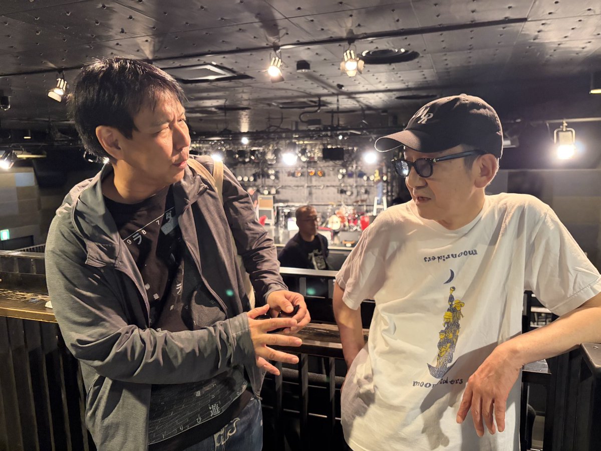 mtrock_'s tweet photo. 久々にお会いした鈴木博文さん。「おれの周り、みんな豊田のこと好きなんだけど、おれは豊田ずっとわかんねーよ」と。容赦ない東京人 笑
ぼくも本当のことしか口にしないから仲良くさせてもらってる、と思い込んでます。

写真は澤部くん撮影。 https://t.co/V1rx4ftpAD