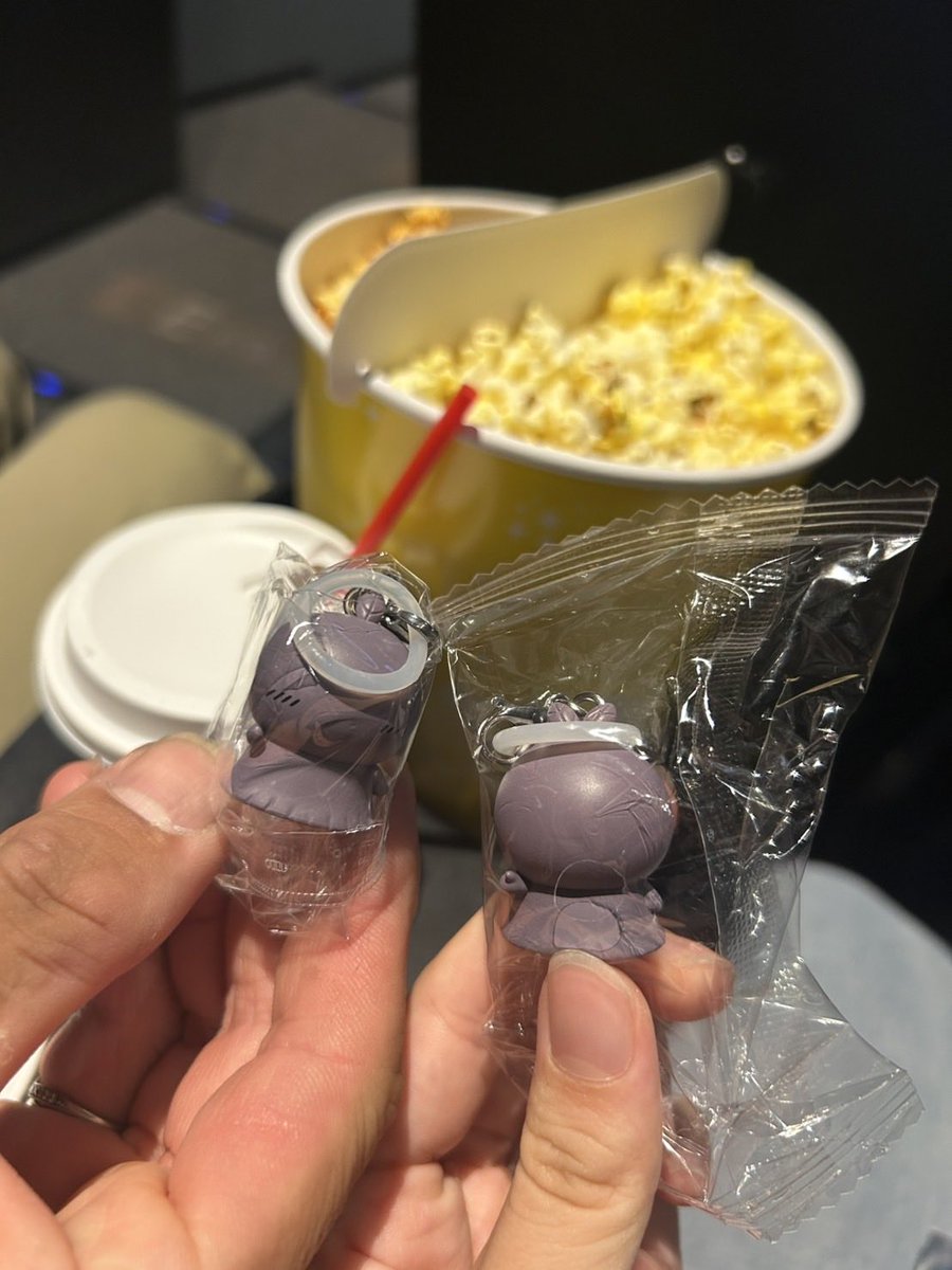 loop34229399's tweet photo. 子どもとちいかわ映画行って欲しかったヒトハとフタバ貰えた^_^ https://t.co/RyXkYw52El