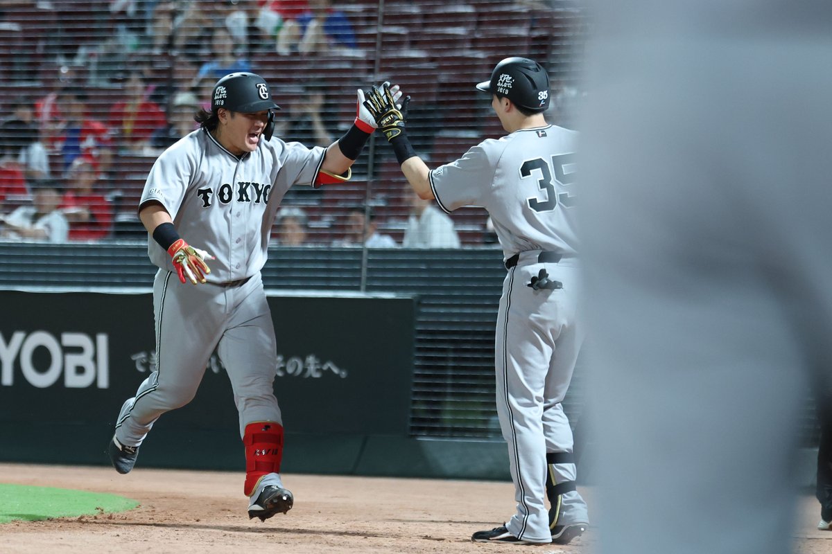 TokyoGiants's tweet photo. 【十一回表】巨人 6-5 広島

勝ち越しの本塁打を放った #甲斐拓也 選手！ https://t.co/9GCPzwYOSA