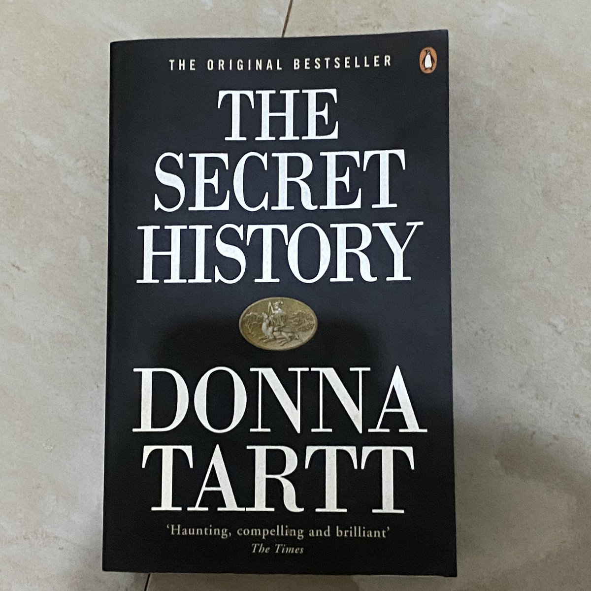 mythiecaI's tweet photo. wts the secret history donna tartt 175k bisa 🍊

condi:
- like new, mulus bgt
- ada beberapa oretan di 3 halaman (dm for detailed condi)
- free bookmark periplus

from mlg, jatim, idn 🇮🇩

wts books the secret history donna tartt booktok preloved books buku classical penguin book https://t.co/0EYtzsMPjM
