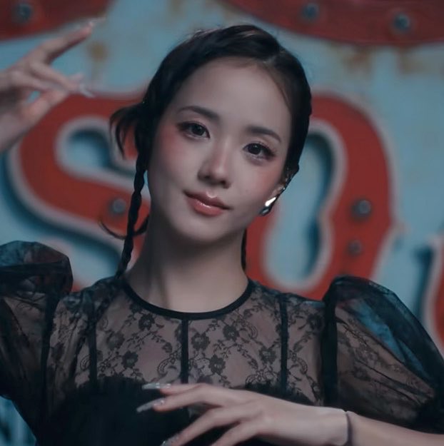 PopBase's tweet photo. ‘CLICK’ by JISOO debuts at #186 on the Global Spotify chart with 1.24 million streams. https://t.co/liXI8WCWuK