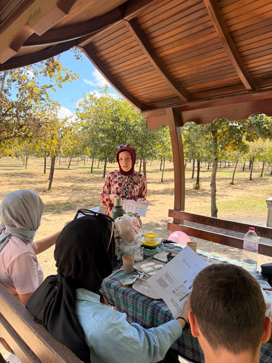 cayirovailcesm's tweet photo. 🌸 HALK SAĞLIĞI HAFTASI | 3-9 EYLÜL

🔎 Bilgiyi Sorgula!
📚 Kaynağı Doğrula!
💉 Sağlığını Aşı ile Koru!

Halk Sağlığı Haftası’nın 3. gününde, Çağdaşkent Mesire Alanı’nda vatandaşlarımızla bir araya geldik. 🌿
#HalkSağlığıHaftası #AşıİleKoru #DoğruBilgi #SağlıkOkuryazarlığı https://t.co/H0ry7H9fpp