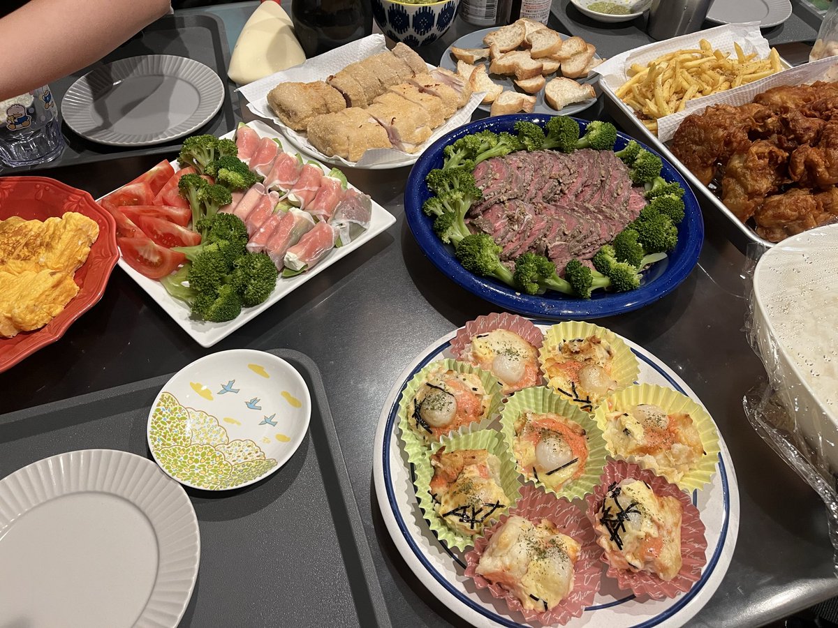 kintoreyase's tweet photo. 今日の昼食
あんぱん、月見パイ

今日の夕食
娘の誕生日会のオードブル

幸せ😀 https://t.co/NgZjEbsrKT